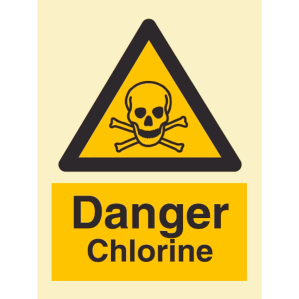 Etterlysende IMO-skilt Danger Chlorine, gul trekant med dødninghode og teksten Danger Chlorine, 15x20 cm