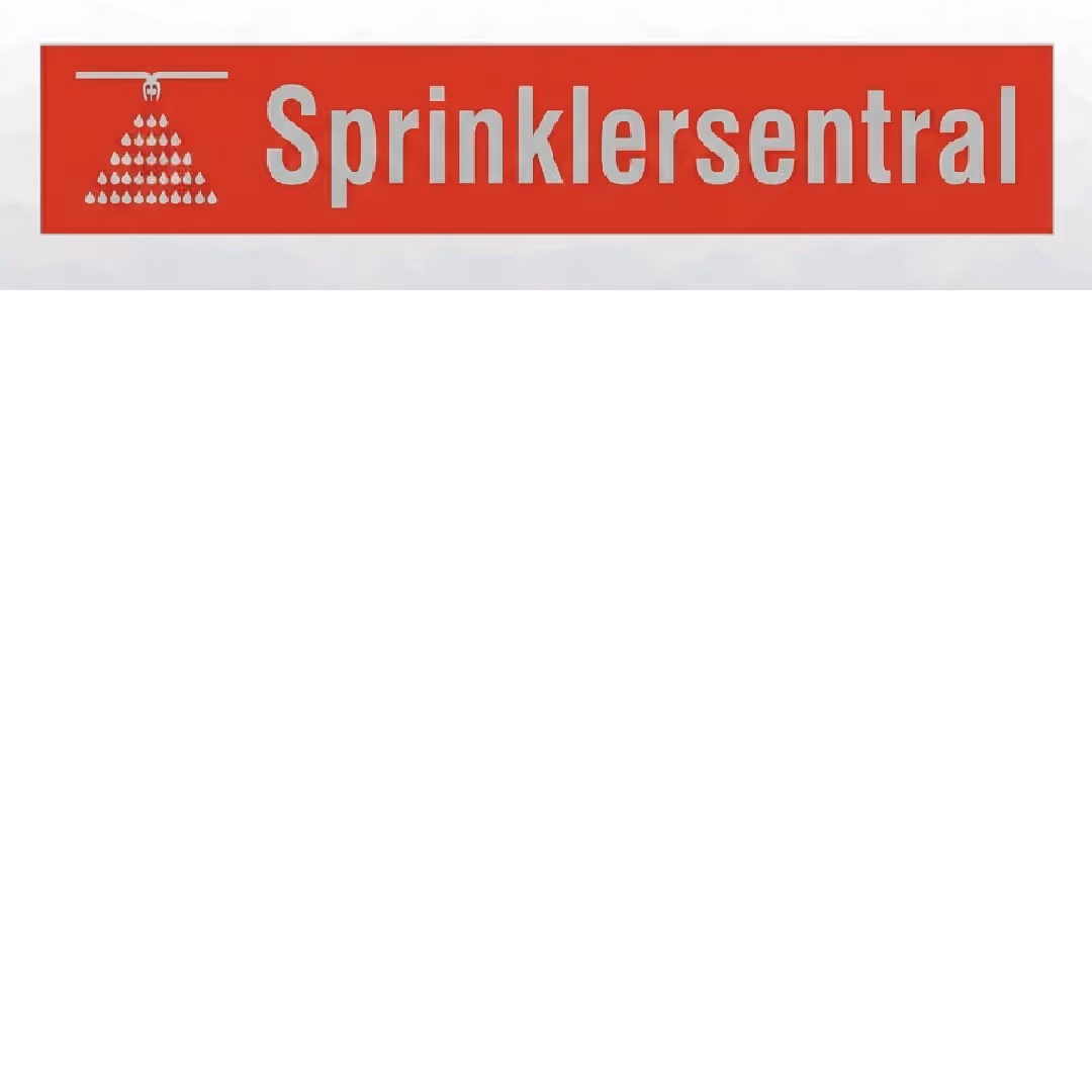 Reflekterende sprinklersentral-skilt, rødt rektangel med sprinkler-symbol og teksten Sprinklersentral, 33x7 cm